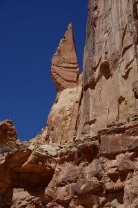 Skalní věže ve Spring Canyonu - Capitol Reef NP